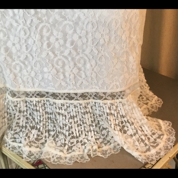 Gorgeous vintage lace half slip.      S - Picture 3 of 6